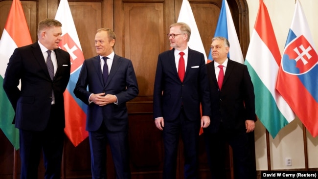 Зліва направо: прем’єр-міністри Словаччини Роберт Фіцо, Польщі Дональд Туск, Чехії Петр Фіала та Угорщини Віктор Орбан позують для групового фото під час саміту країн Вишеградської групи (V4). Прага, 27 лютого 2024 року