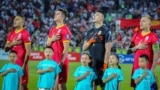 Кыргызстандын футбол боюнча улуттук курамасынын оюнчулары беттеш алдында гимнди ырдап жатат. 6-июнь, 2024-жыл 