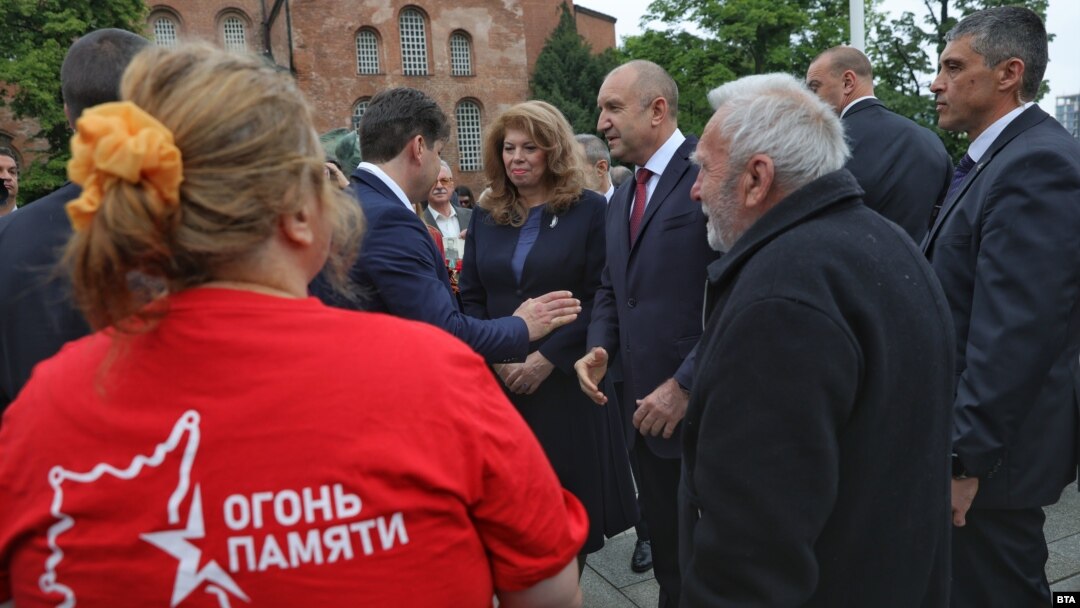 Президентът Румен Радев поздрави част от участниците в "Безсмъртен полк", след като те дойдоха до Паметника на незнайния войн в София.