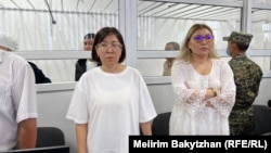 Журналистка и активистка Айгерим Тлеужан и её адвокат Айнара Айдарханова после оглашения приговора. 11 июля 2023 года