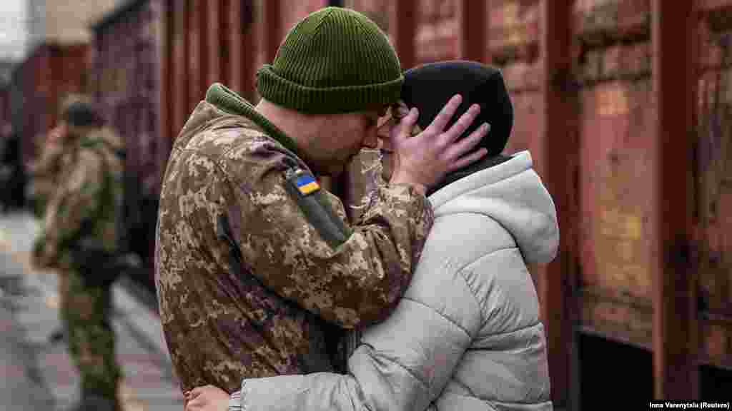Ukrajinski vojnik na željezničkoj stanici u Kramatorsku oprašta se od supruge koja ga je posjetila tokom kratke pauze od dužnosti na frontu.