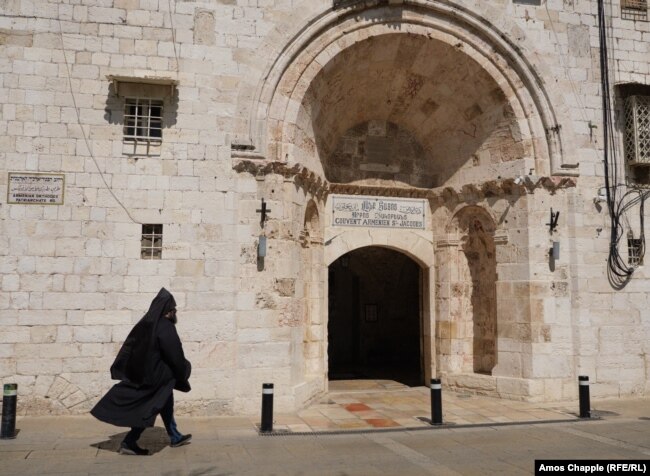 Një prift duke hyrë në Katedralen e Shën Jakovit, në Lagjen Armene të Jerusalemit, në qershor.