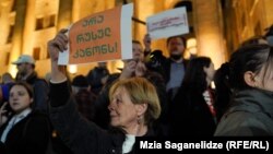Акция против принятия закона об иноагентах у здания парламента Грузии