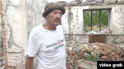 Володимир Кашталєт стоїть на руйнах своєї квартири