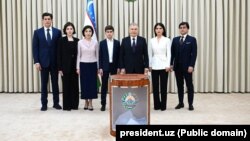 Президент Узбекистана Шавкат Мирзиёев (в центре) на избирательном участке, 30 апреля 2023
