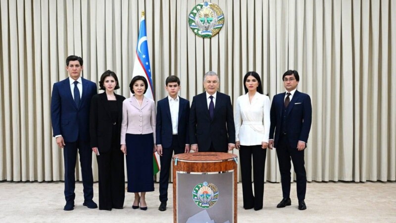 Өзбекстанда Конституцияны өзгөртүү боюнча референдум өтүп жатат
