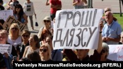 Під час акції близько 200 людей зібралися біля мерії Запоріжжя з плакатами «Гроші на ЗСУ», «ЗСУ в першу чергу», «Дрони – перемога. Гроші на дрони»