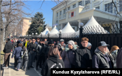 Пришедшие проголосовать на выборах президента РФ у Посольства России в КР (Бишкек), 17 марта 2024 года.