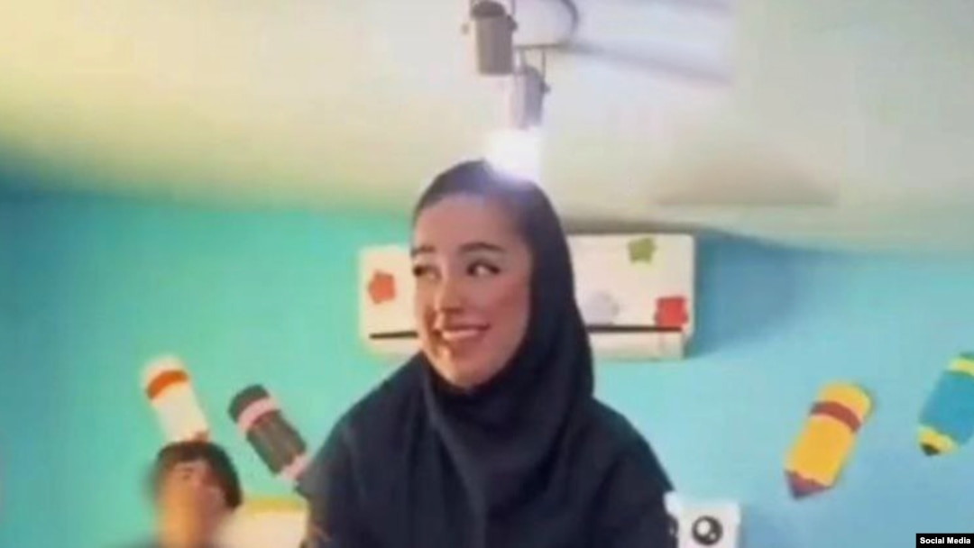 خانم صفرزاده، آموزگار قائمشهری به دلیل ترانه‌خوانی‌ دانش‌آموزانش از آموزش و پرورش اخراج شد