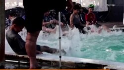 Тренер без една нога инспирира млади пливачи во Газа