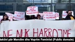 Učesnici protesta 28. februara u Prištini drže natpise "Ne zaboravljamo", "Pravda za Marigonu", "Sigurnost i pravda za žene" i druge.