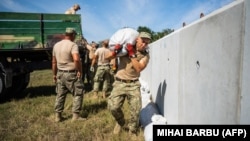  Румънски бойци строят бомбоубежище за дребното поданици на Плаурул 12 септември 2023 година 