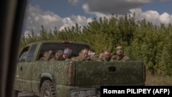 Soldați ruși legați la ochi, într-un vehicul ucrainean, în Sumî, 13 august 2024. Pe 6 august, Ucraina a lansat o ofensivă șoc în regiunea rusească Kursk. Este cel mai important atac transfrontalier asupra teritoriului rus de la al Doilea Război Mondial. 