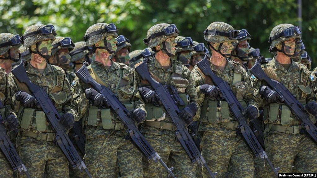 Pjesëtarë të Forcës së Sigurisë së Kosovës gjatë një parade në Prishtinë më 2024.