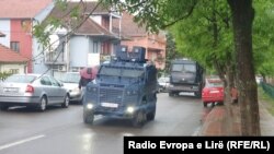 Полицейский спецтранспорт на улице города Лепосавич