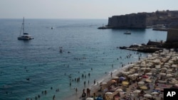 O konačnom prijedlogu zakona o pomorskom dobru Sabor će glasati u petak 14. srpnja. (Foto: Plaža u Dubrovniku, kolovoza 2021.)
