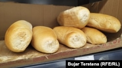 Çmimi i një buke me peshë 400 gramë në një dyqan është 0.35 euro.