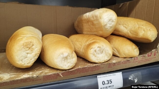 Çmimi i një buke me peshë 400 gramë në një dyqan është 0.35 euro.