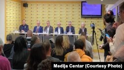 Deo predstavnika pokreta "Mi - Glas iz naroda" na konferenciji za medije u Beogradu, 22. februar 2024.
