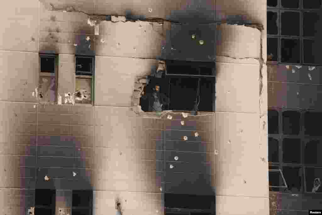 Një burrë palestinez duke shikuar nga një dritare e shkatërruar jashtë ndërtesës së Kirurgjisë Speciale në Spitalin Al Shifa. &nbsp;