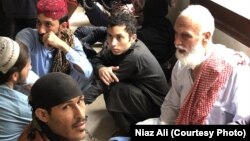 شماری از افغان های که در شهر کراچی پاکستان از سوی پولیس بازداشت شده اند. عکس از آرشیف