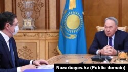 Бывший президент Казахстана Нурсултан Назарбаев принимает Алмасадама Саткалиева, тогда председателя правления фонда «Самрук-Казына». Астана, 7 апреля 2021 года