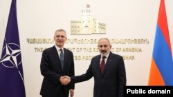 Никол Пашинян (справа) и Йенс Столтенберг встречаются в Ереване, 19 марта 2024