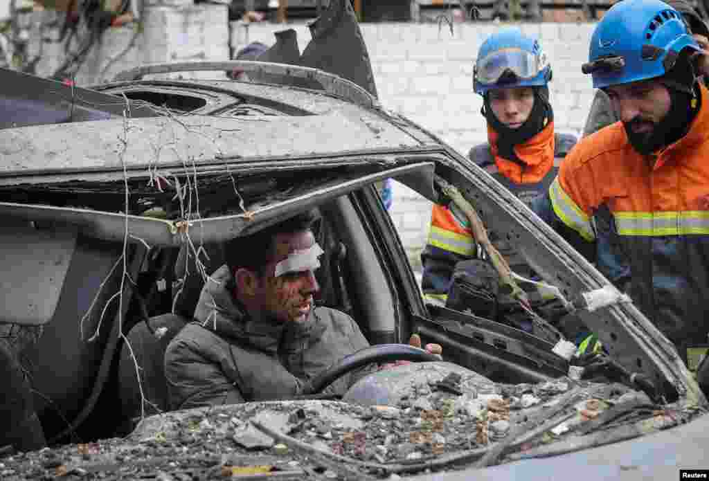 Рятувальники розмовляють із пораненим внаслідок російської ракетної атаки. Харків, 2 січня 2024 року