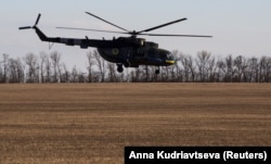 Гелікоптер Збройних сил України біля прифронтового міста Бахмуту на Донеччині, 5 березня 2023 року