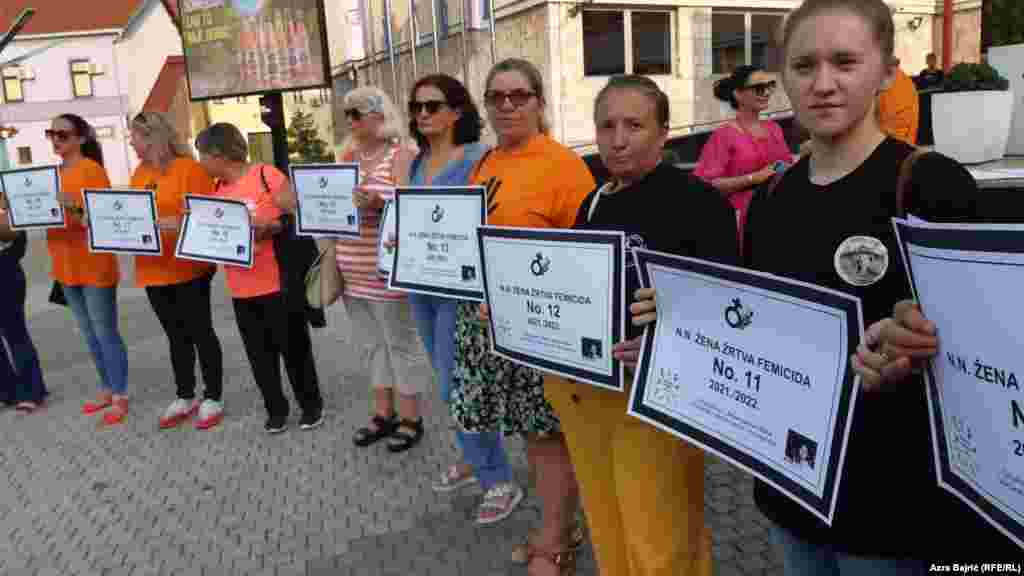 Građanke Bihaća na protestu u ovom gradu, na sjeverozapadu BiH, su tražile da institucije preduzmu mjere u sprečavanju femicida i nasilja nad ženama u Bosni i Hercegovini.