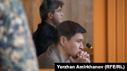 Экс-министрі Қуандық Бишімбаев (ар жақта) пен туысы Бақытжан Байжанов (бер жақта) сот залында. Астана, 29 наурыз 2024 жыл.