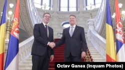 Președintele Klaus Iohannis și omologul său sârb, Aleksandar Vučić, la o întâlnire organizată la Palatul Cotroceni în 2018. România întreține relații diplomatice cu Serbia, nu și cu Kosovo, stat a cărui independență nu o recunoaște.