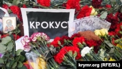 Импровизированный мемориал жертвам теракта в «Крокус Сити Холл»