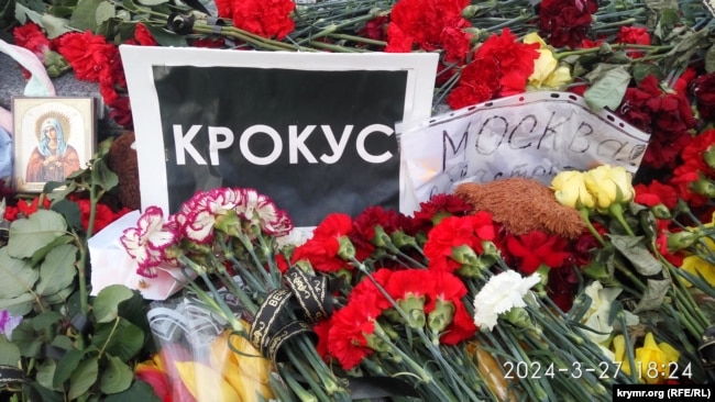 Memorial i improvizuar për viktimat e sulmit terrorist në Bashkinë e Crocus