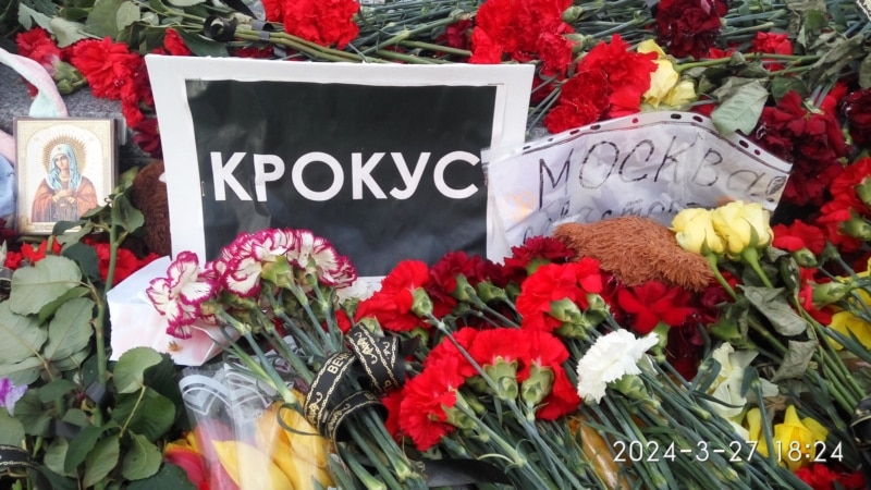 Лампады, журавлики, цветы и игрушки: в Севастополе на девятый день почтили память жертв теракта в «Крокус Сити Холл»