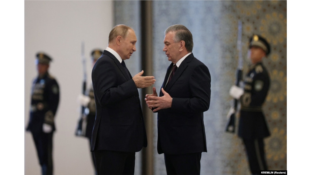 Russian President Vladimir Putin (left) speaks with Uzbek President Shavkat Mirziyoev at the Shanghai Cooperation Organization summit in Samarkand in September 2022.