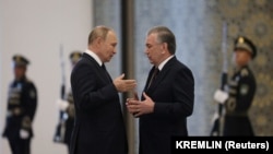 Президенты РФ и Узбекистана Владимир Путин и Шавкат Мирзияев. 