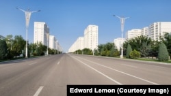 Туркменские чиновники, говорившие с Эдвардом Лемоном пообещали, что люди в конце концов, когда-нибудь переедут из микрорайонов в эти новые дома