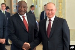 Президент ЮАР Сирил Рамафоса и президент России Владимир Путин на встрече в Санкт-Петербурге. 17 июня 2023 года