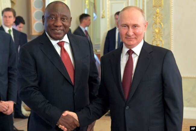 Президент ЮАР Сирил Рамафоса и президент России Владимир Путин на встрече в Санкт-Петербурге. 17 июня 2023 года