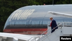 Trump na aerodromu u Miamiju, juni 2023.