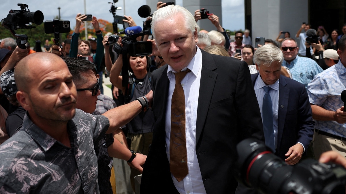 Засновник WikiLeaks Ассанж визнав провину і був звільнений у залі суду Засновник WikiLeaks Ассанж визнав провину і був звільнений у залі суду