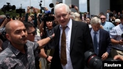 Julian Assange ispred suda u Saipanu, Sjeverna Marijanska ostrva, SAD, 26. juni 2024.