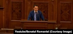 Senatorul Ștefan Pălărie a purtat trei cravate la gât la dezbaterile pentru legile speciale.