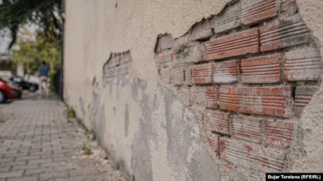Die Wand eines ungedeckten Gebäudes.