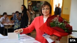 Корнелия Нинова гласува с хартиени бюлетини в столичното 25-о ОУ "Петър Берон".