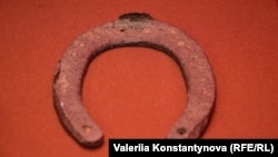 Артефакты из музея Национального заповедника «Хортица», найденные после обмеления Каховского водохранилища. Запорожская область, Украина, июнь 2023 года