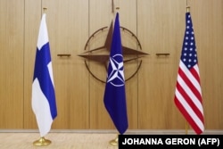 Флаги Финляндии, НАТО и США во время встречи министров иностранных дел стран НАТО в Брюсселе, 4 апреля 2023 года