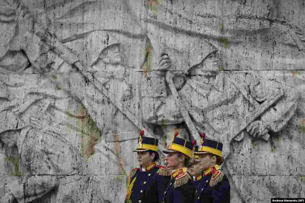 Membre ale unei gărzi de onoare românești, la ceremonia de transfer de autoritate între diviziile americane 101 Aeropurtată și 10 Munte, la Monumentul Eroilor Patriei din București, 5 aprilie. Trupele americane sunt desfășurate în România împreună cu forțe din alte state membre ale NATO pentru consolidarea flancului sud-estic al Alianței, în contextul războiului din Ucraina.