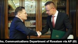 Mađarska je potpisala nove sporazume kako bi osigurala svoj kontinuirani pristup ruskoj energiji. Generalni direktor Rosatoma Aleksej Lihačev (lijevo) i mađarski šef diplomatije Peter Szijjarto nakon potpisivanja dokumenta u Moskvi, 11. aprila 2023. 